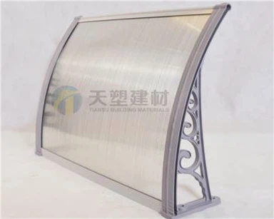 Dossel de nuvens auspicioso cinzento