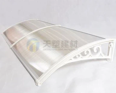 Dossel de nuvens auspicioso branco